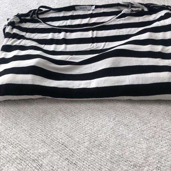 Ricki’s xxl black and white teeshirt. Open top seams with crisscrosses across - Picture 6 of 6